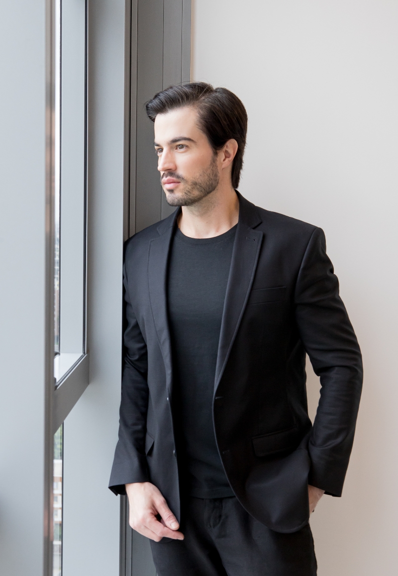 Dr. Pedro de terno preto