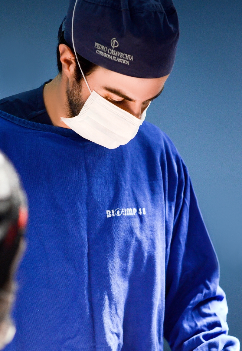 Dr. Pedro de terno preto