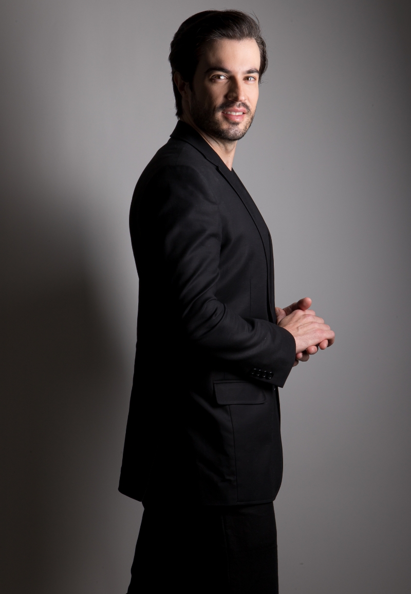 Dr. Pedro de terno preto